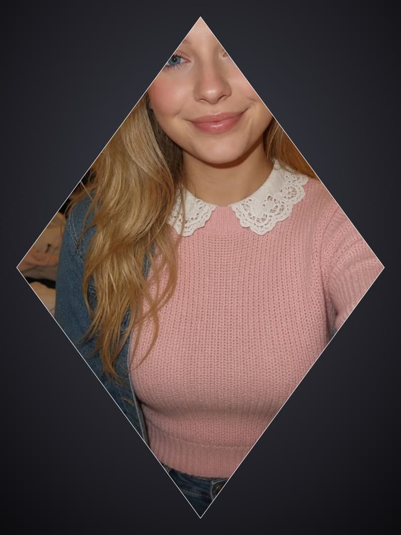 Curvy blonde diamond selfie